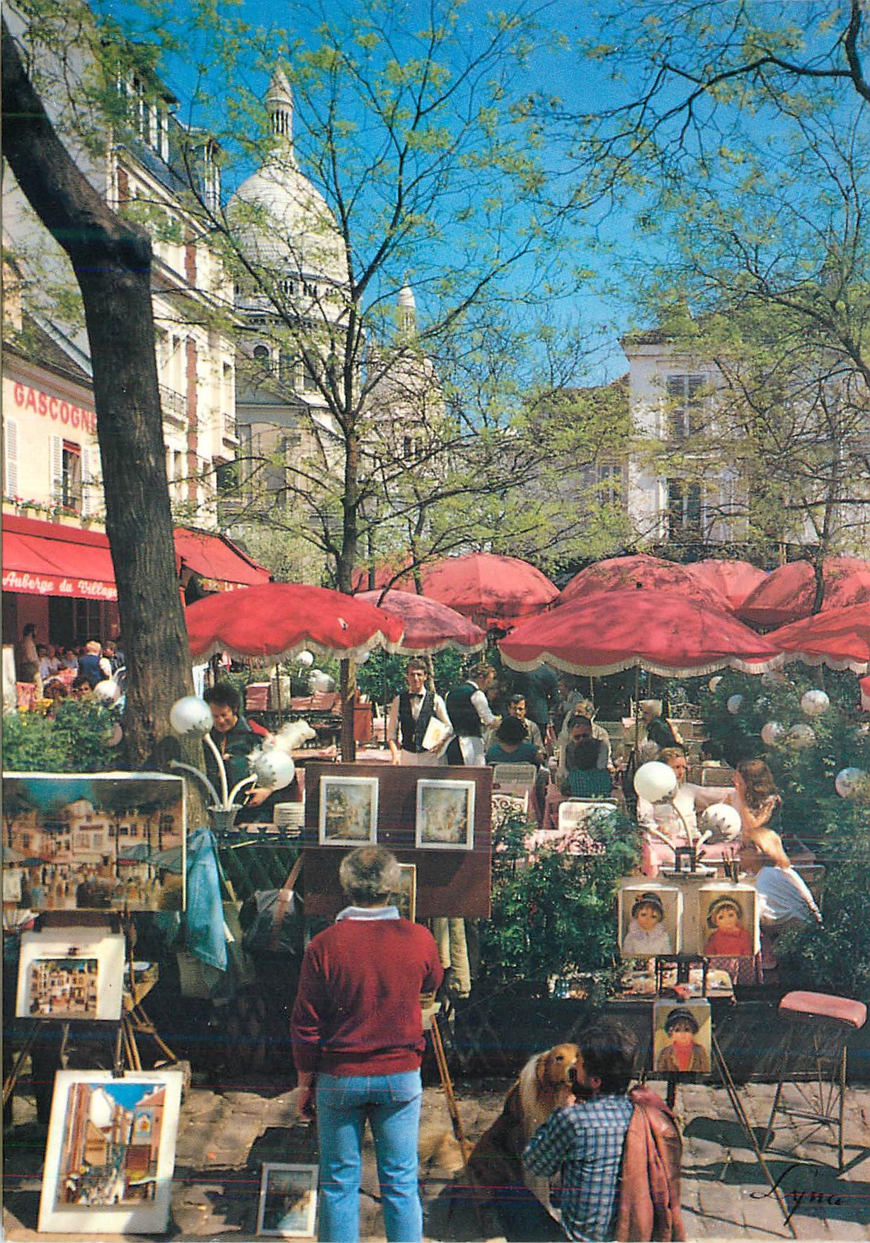 CPM Paris Montmartre la palce du tertre au fond la basilique du sacre coeur