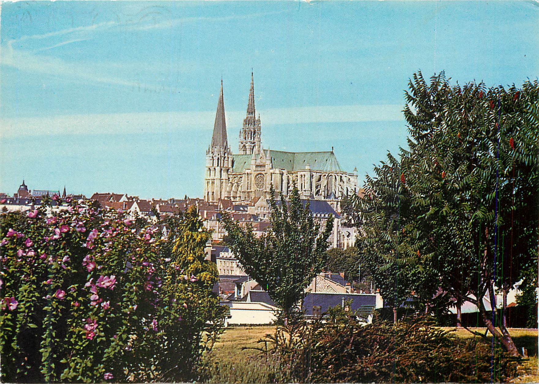 CPM Chartres La Cathedrale surplombant la ville