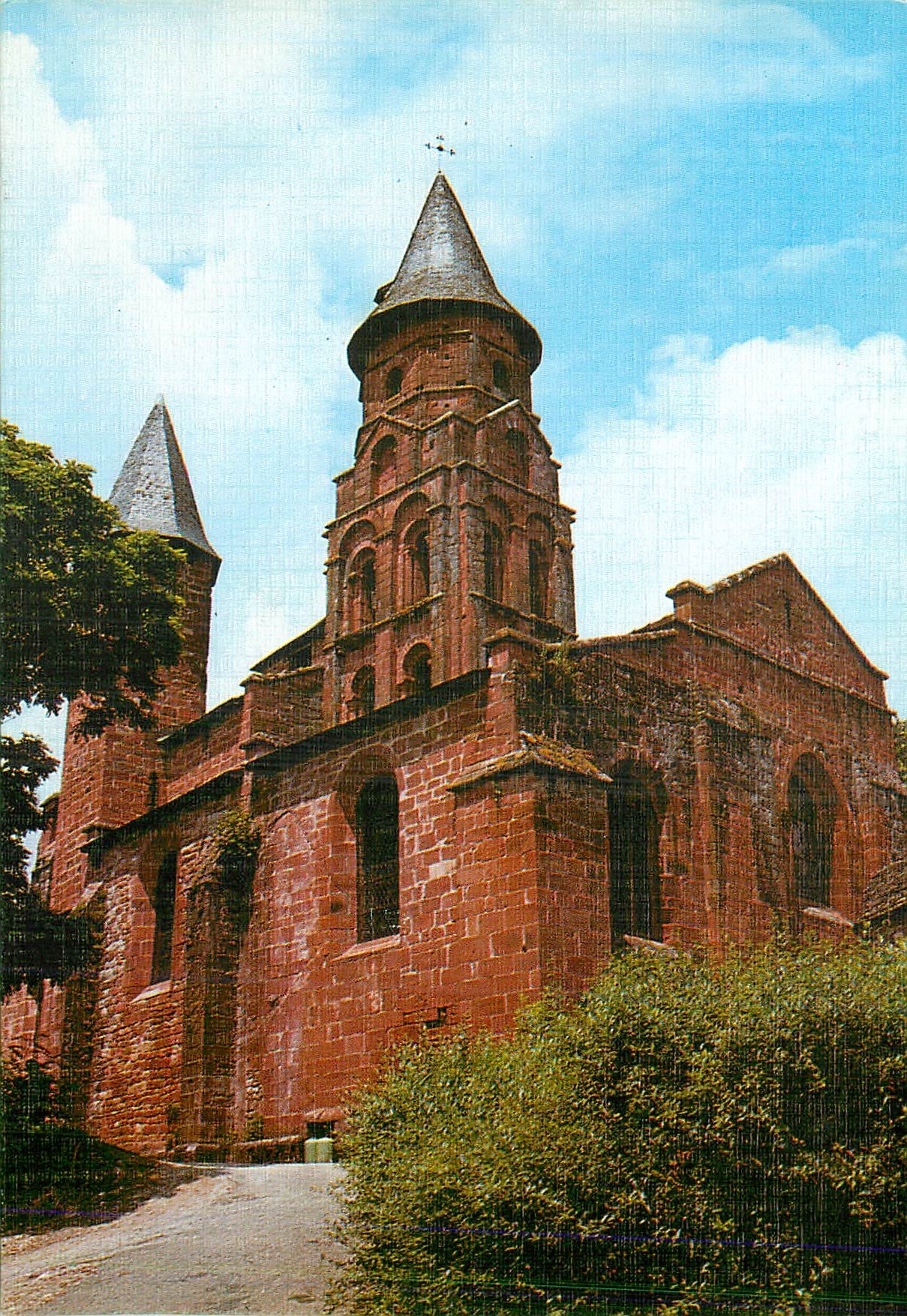 CPM La Correze Touristique Collonges-la-Rouge L'eglise Romane et son Clocher du XIIe siecle de style Limousin