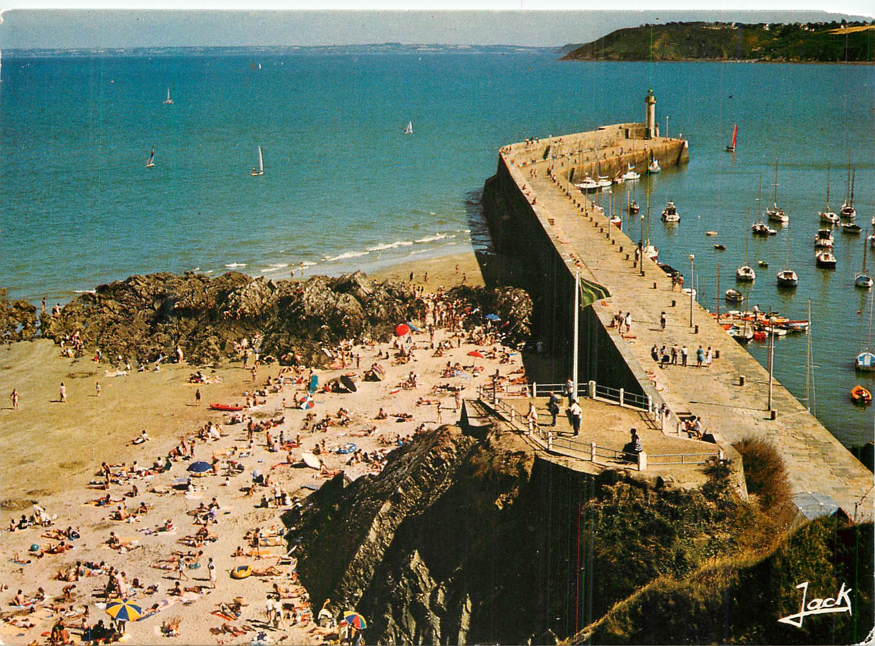 CPM Bretagne Binic Le jetee de Penthievre et la plage de l'avant port