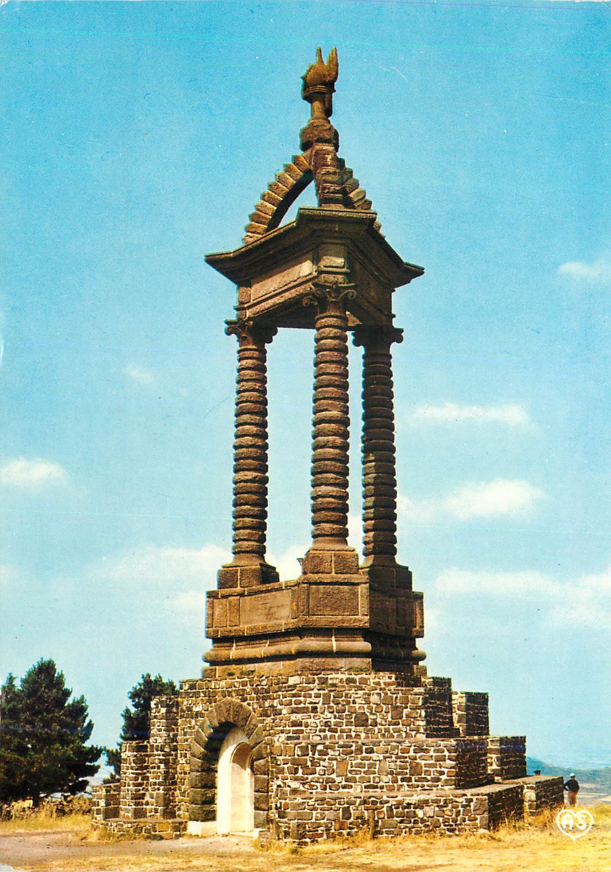 CPM L'Auvergne touristique Monument de Vercingetorix a Gergovie