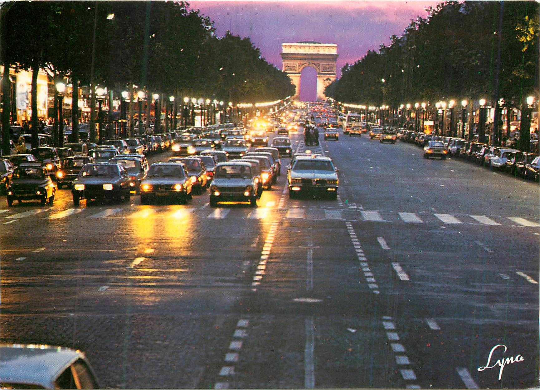 CPM Paris la nuit L'Avenue des Champs Elysees et l'Arc de Triomphe