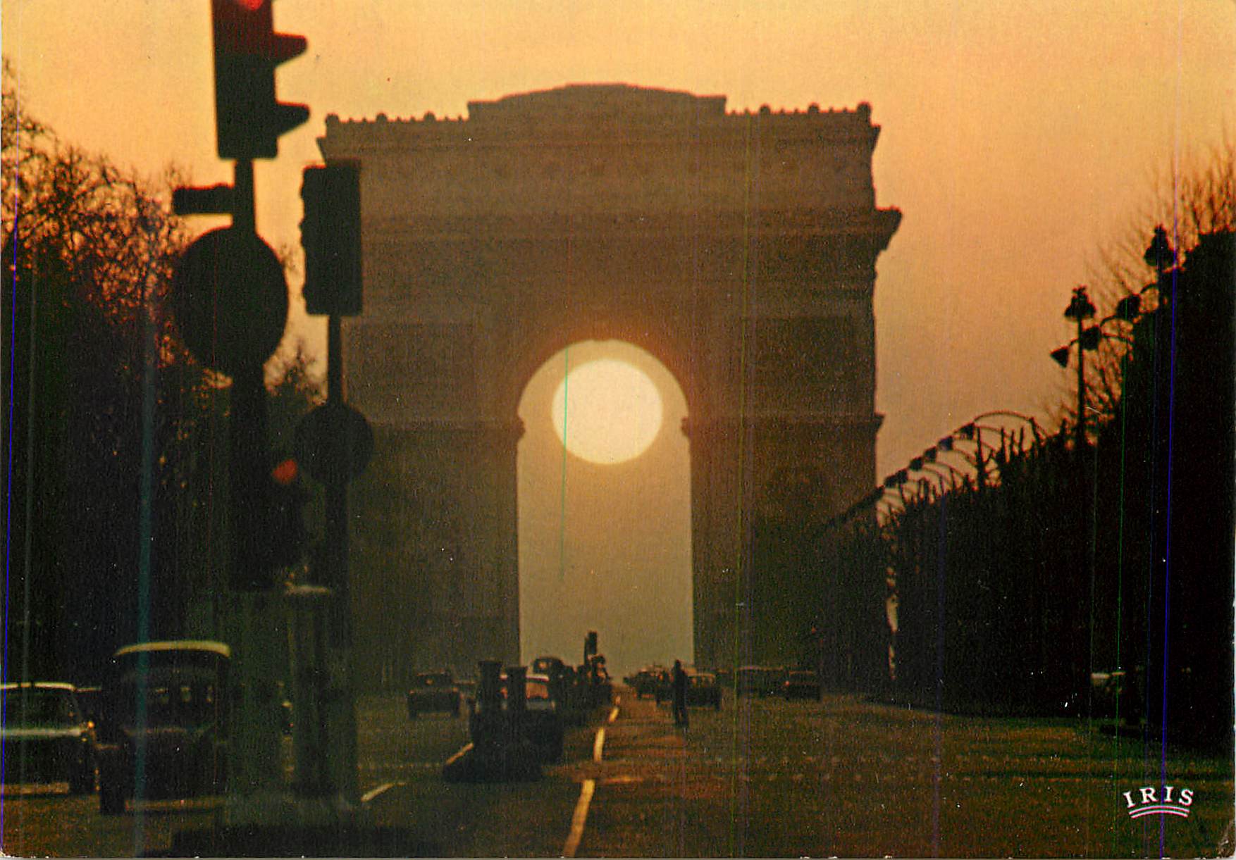 CPM Paris Crepuscule sur les Champs Elysees et l'Arc de Triomphe