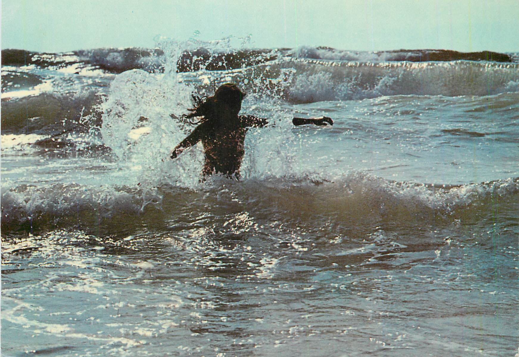 CPM Images de la mer la femme dans le vague