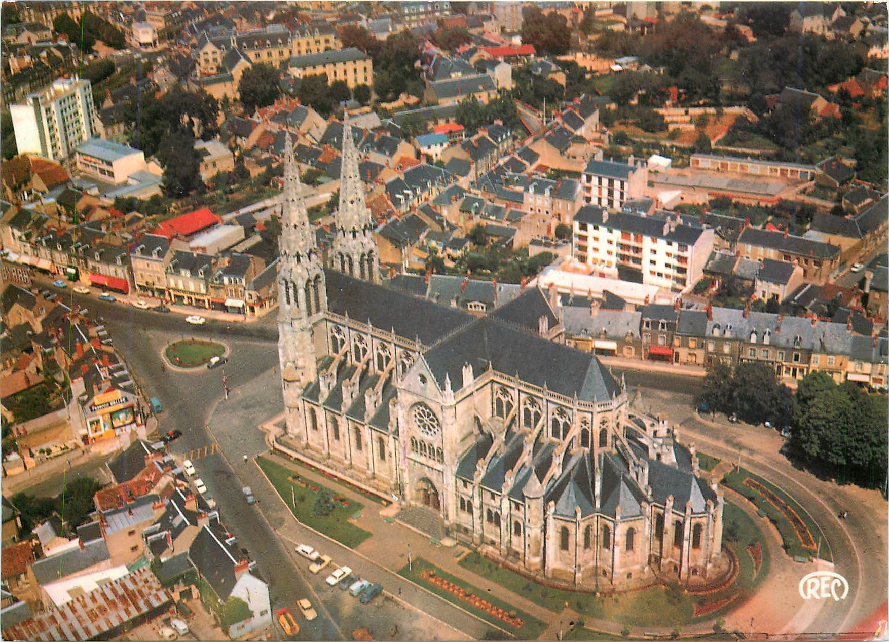 CPM Chateauroux (Indre) Eglise St-Andre Quartier St-Luc vue aerienne