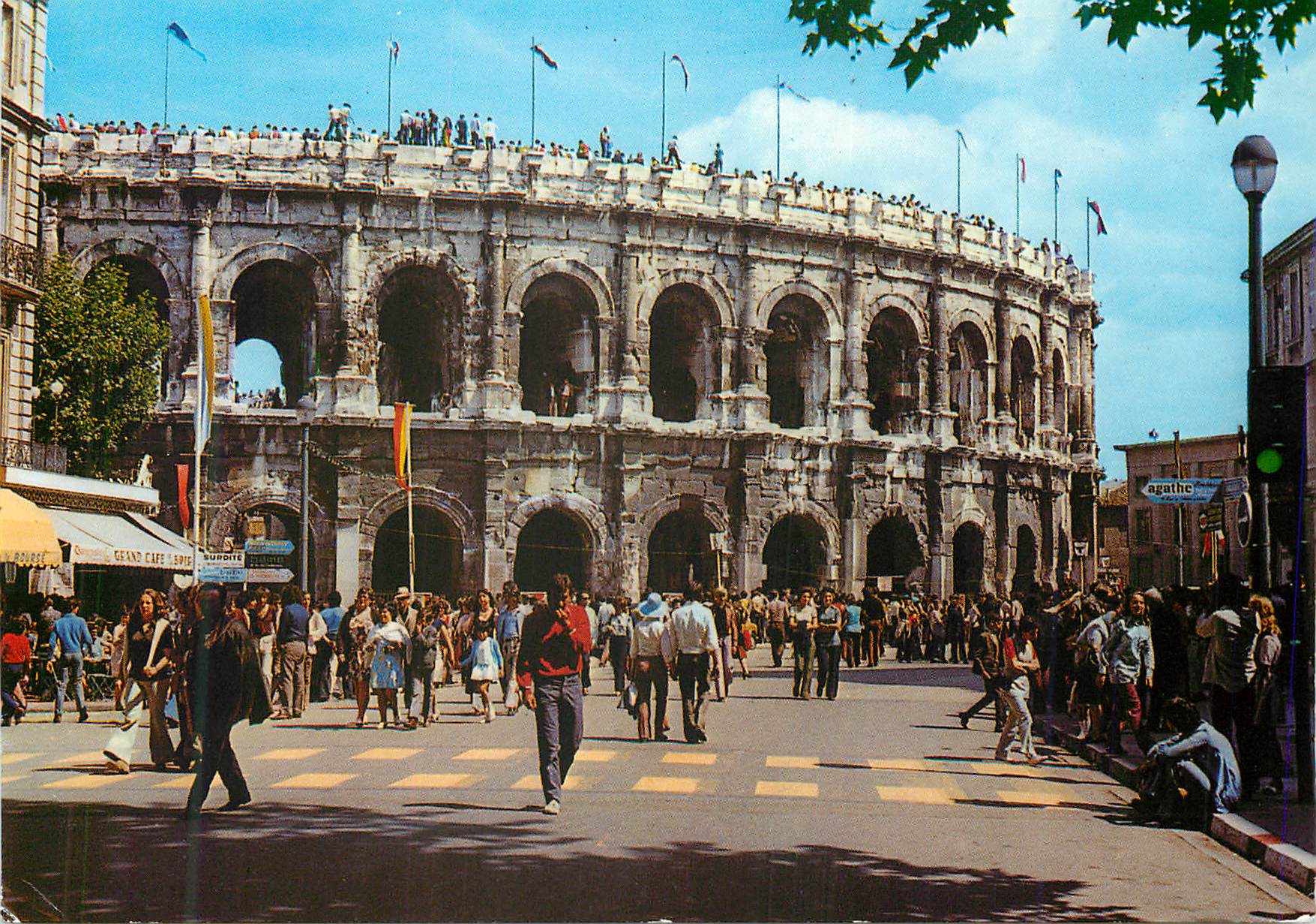 Les arènes de Nîmes — un jour de corrida pendant La Fériea — Éditions de France