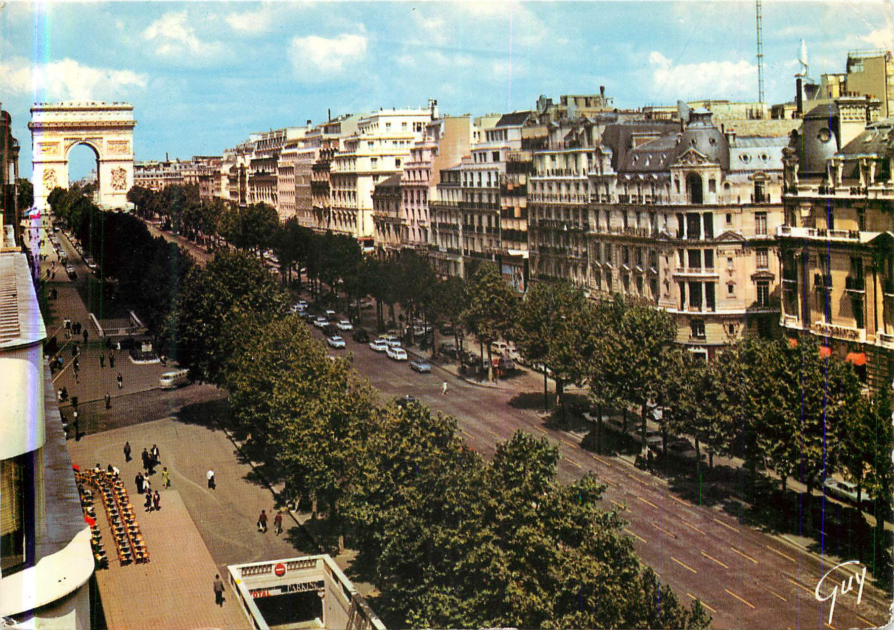 CPM Paris L'avenue des Champs-Elysees au fond l'arc de triomphe de l'Etoile