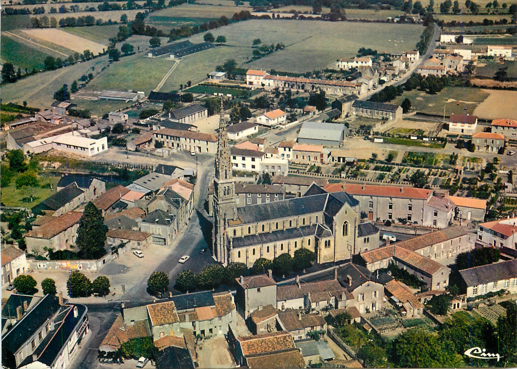 CPM St-Aubin-de-Baubigne (Deux Sevres) Vue aerienne