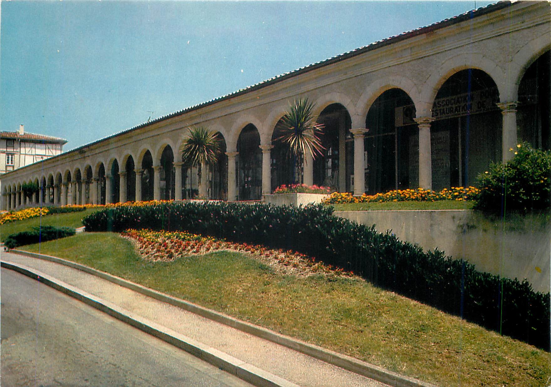 CPM Castres (Tarn) Arcades de la Galerie et par terre face a l'hotel de Ville