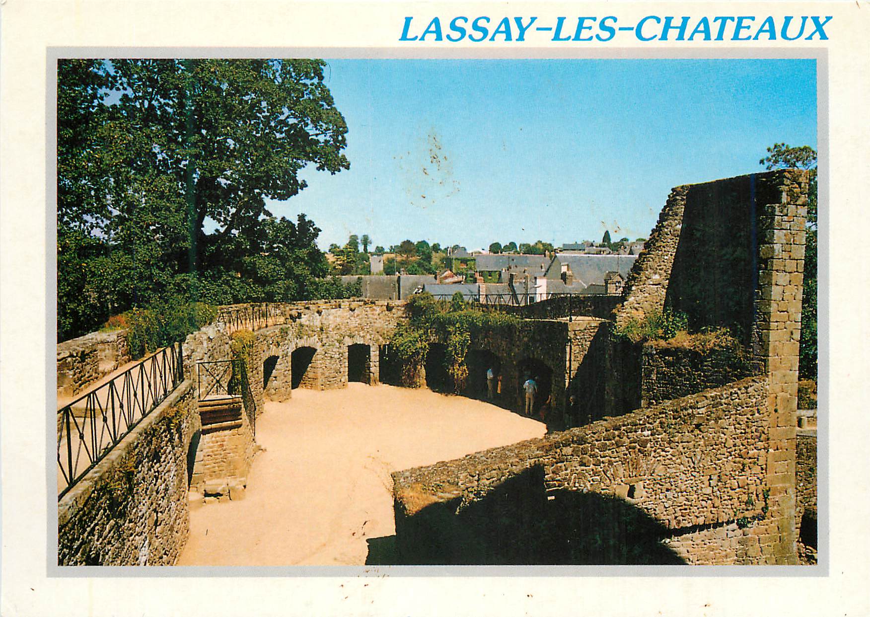 CPM Lassay-les-Chateaux (Mayenne) L'entree du chateau feodal