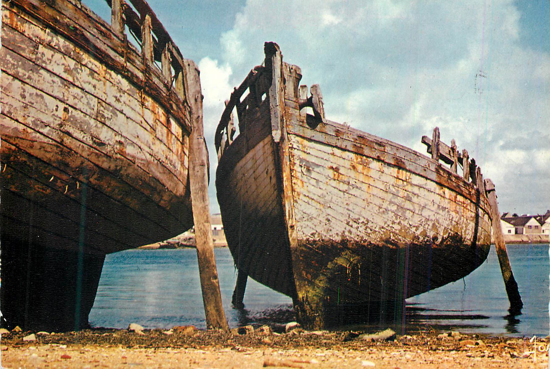 CPM La Bretagne en Couleurs Epave Le repos apres le dernier voyage Bateau