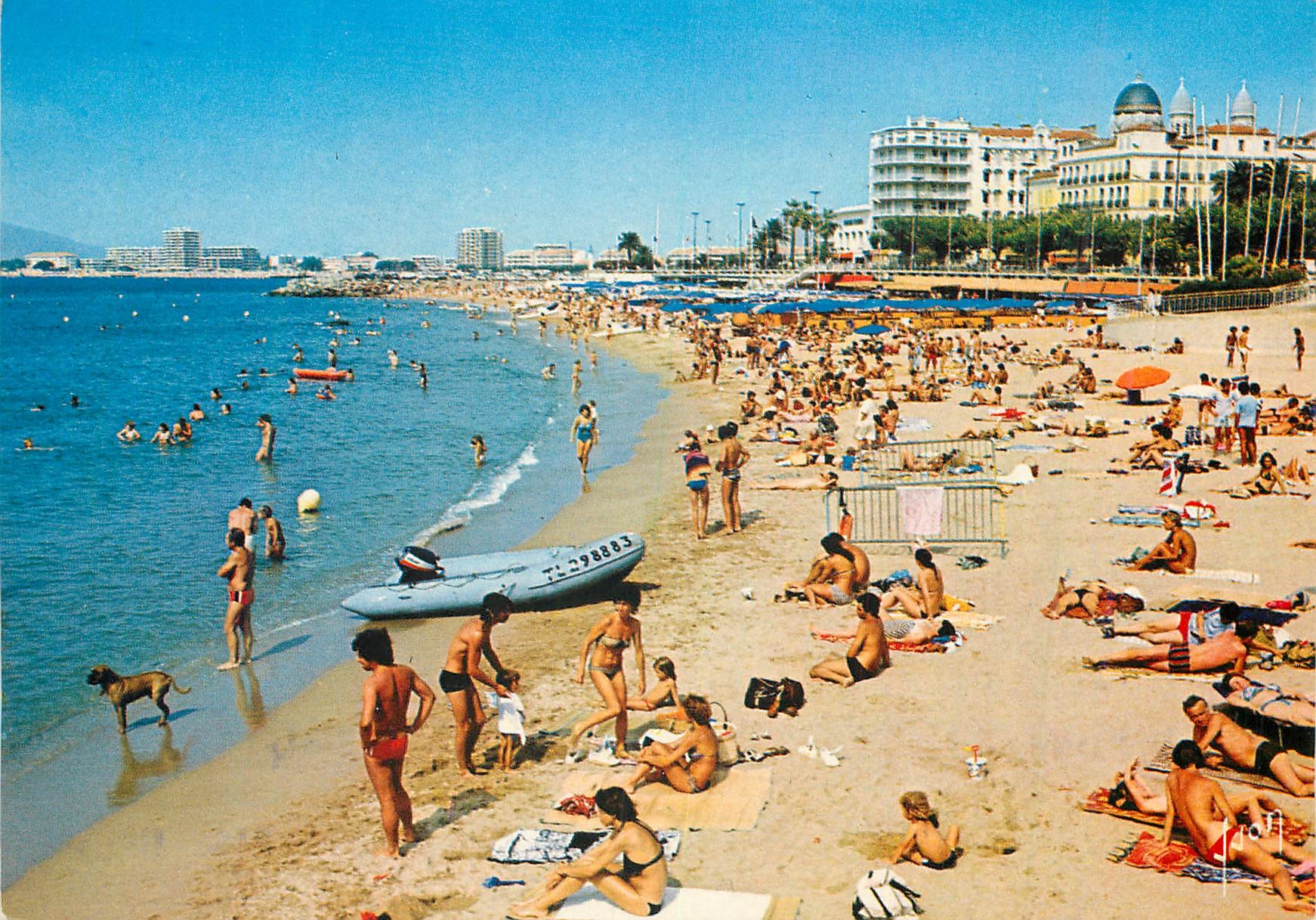 CPM La Cote d'Azur Saint-Raphael (Var) Les Plages et l'Eglise