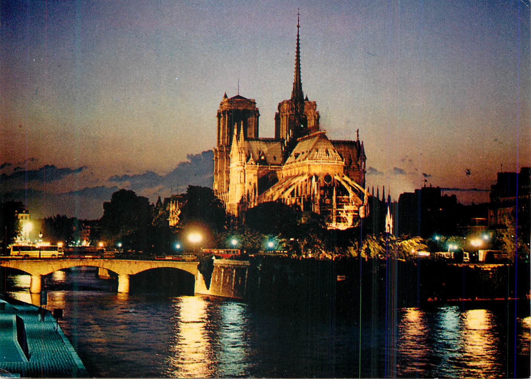 CPM Paris La cathedrale Notre-Dame et la Seine