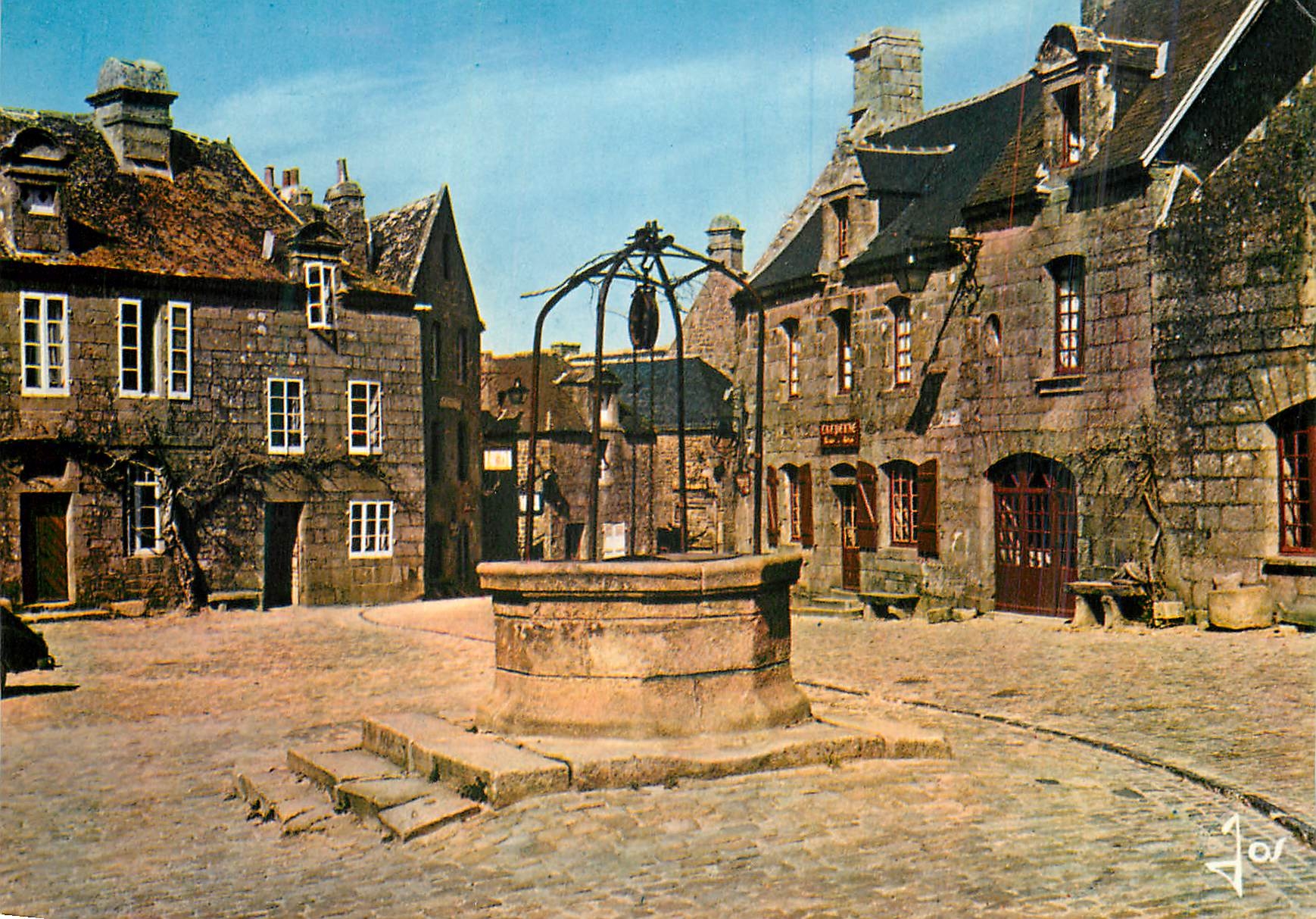 CPM Bretagne en Couleurs La Place de Locronan le vieux puits et les maisons Renaissance