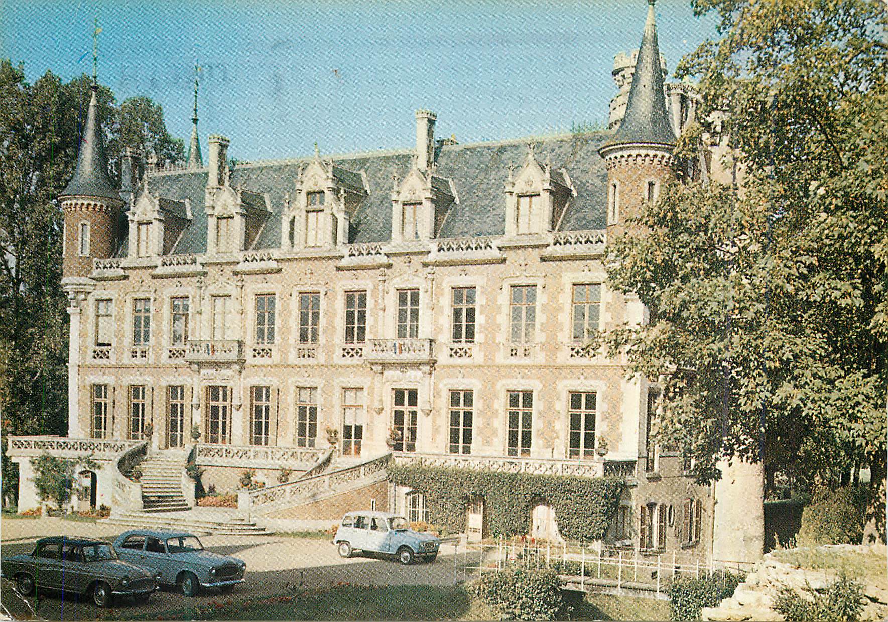 CPM Saint-Florent sur Cher (Cher) Le Chateau L'Hotel de Ville