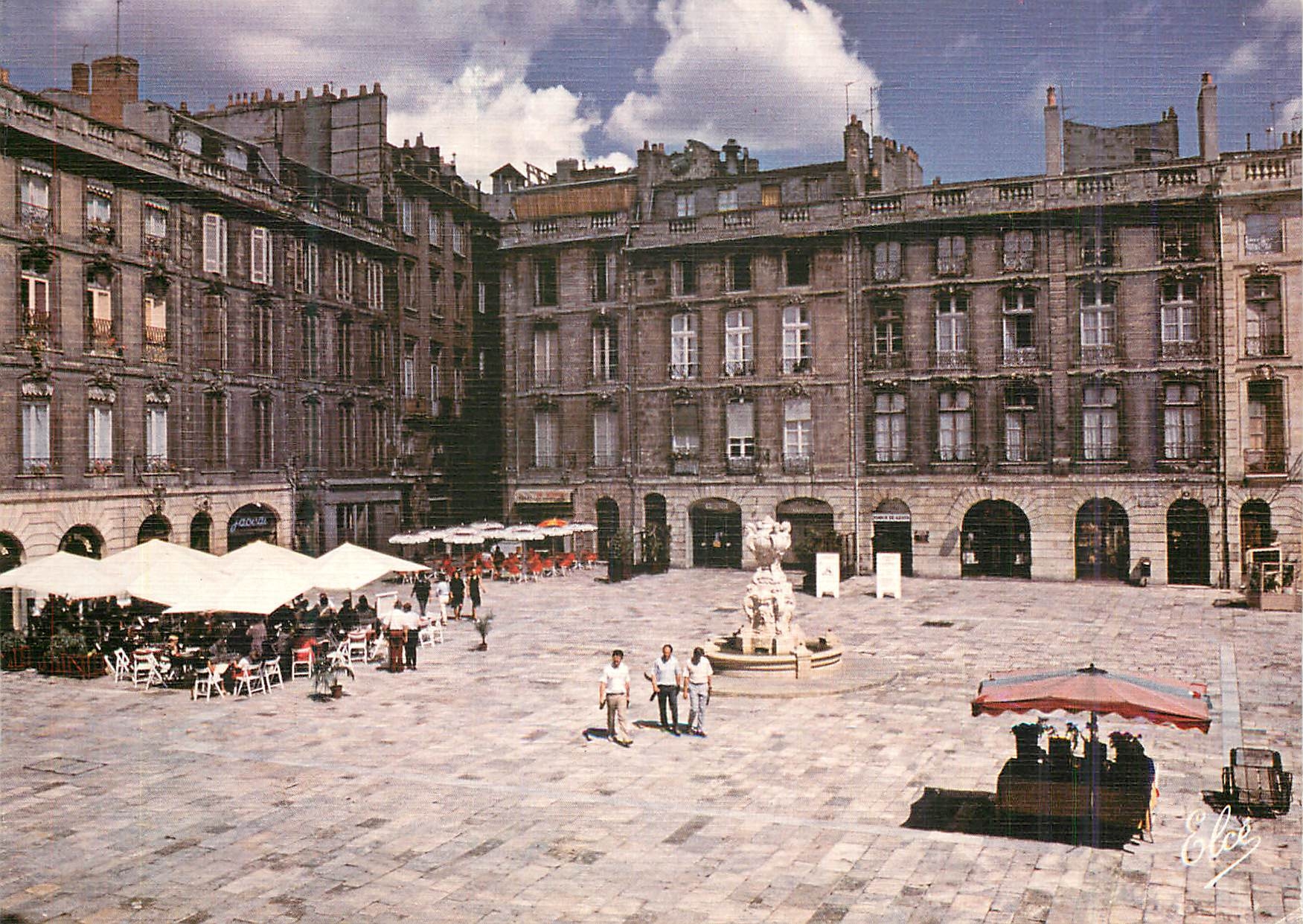 CPM Bordeaux La Place du Parlement dans le Vieux Bordeaux