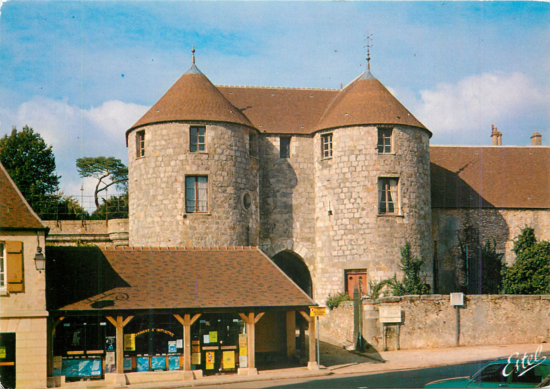 CPM Dourdan (Essonne) Le Chateau dresse par Philippe Auguste en 1222