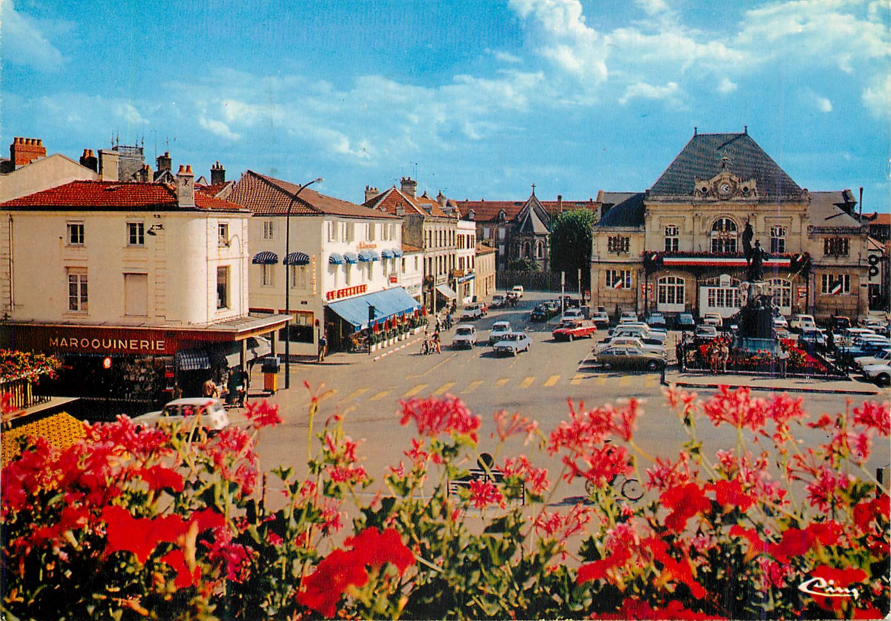 CPM St-Dizier (Hte Marne) Place Aristide-Briand Le theatre