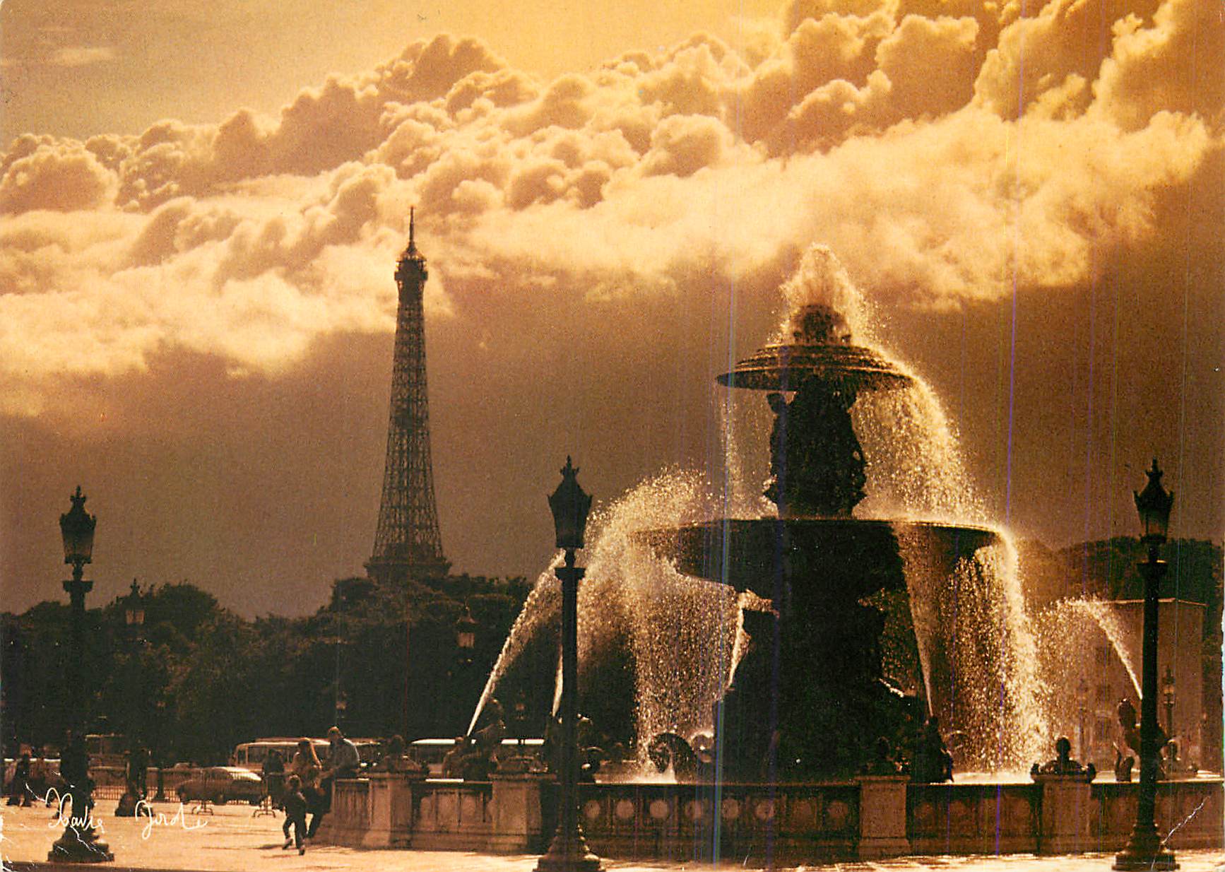 CPM Paris La Place de la Concorde et la Tour Eiffel