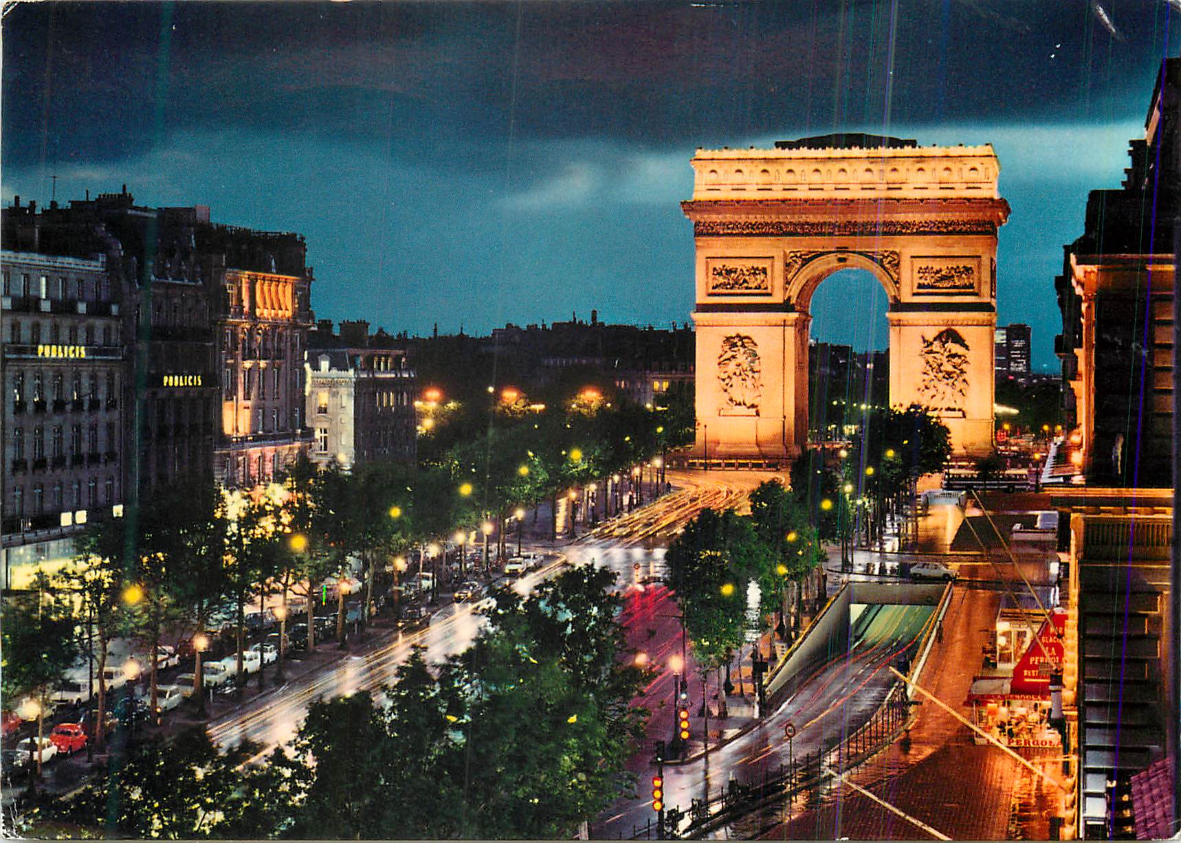 CPM Paris L'Arc de Triomphe et les Champs Elysees illumines