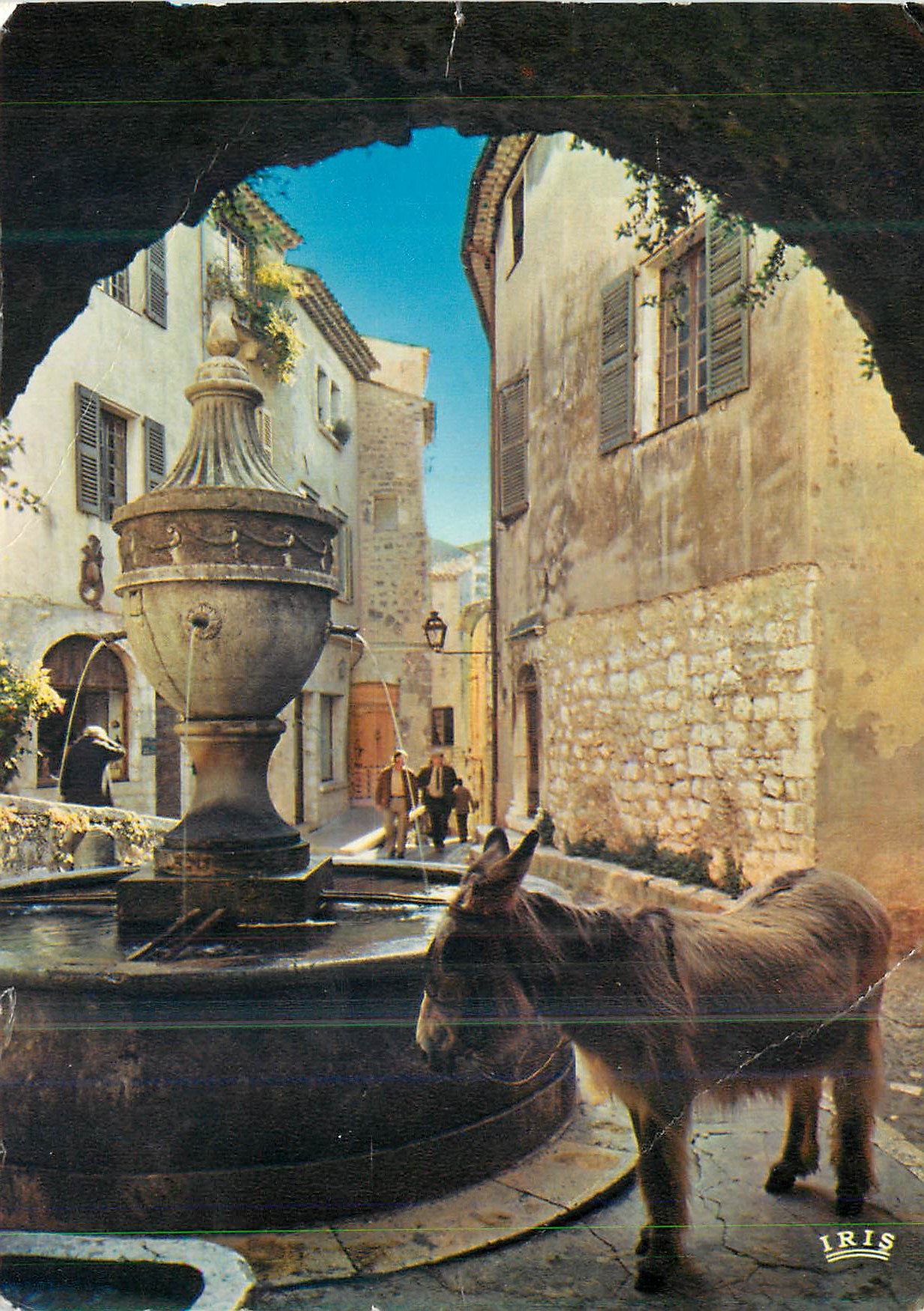 Fontaine de Saint-Paul-de-Vence — Blick durch ein Tor — Ausgabe IRIS