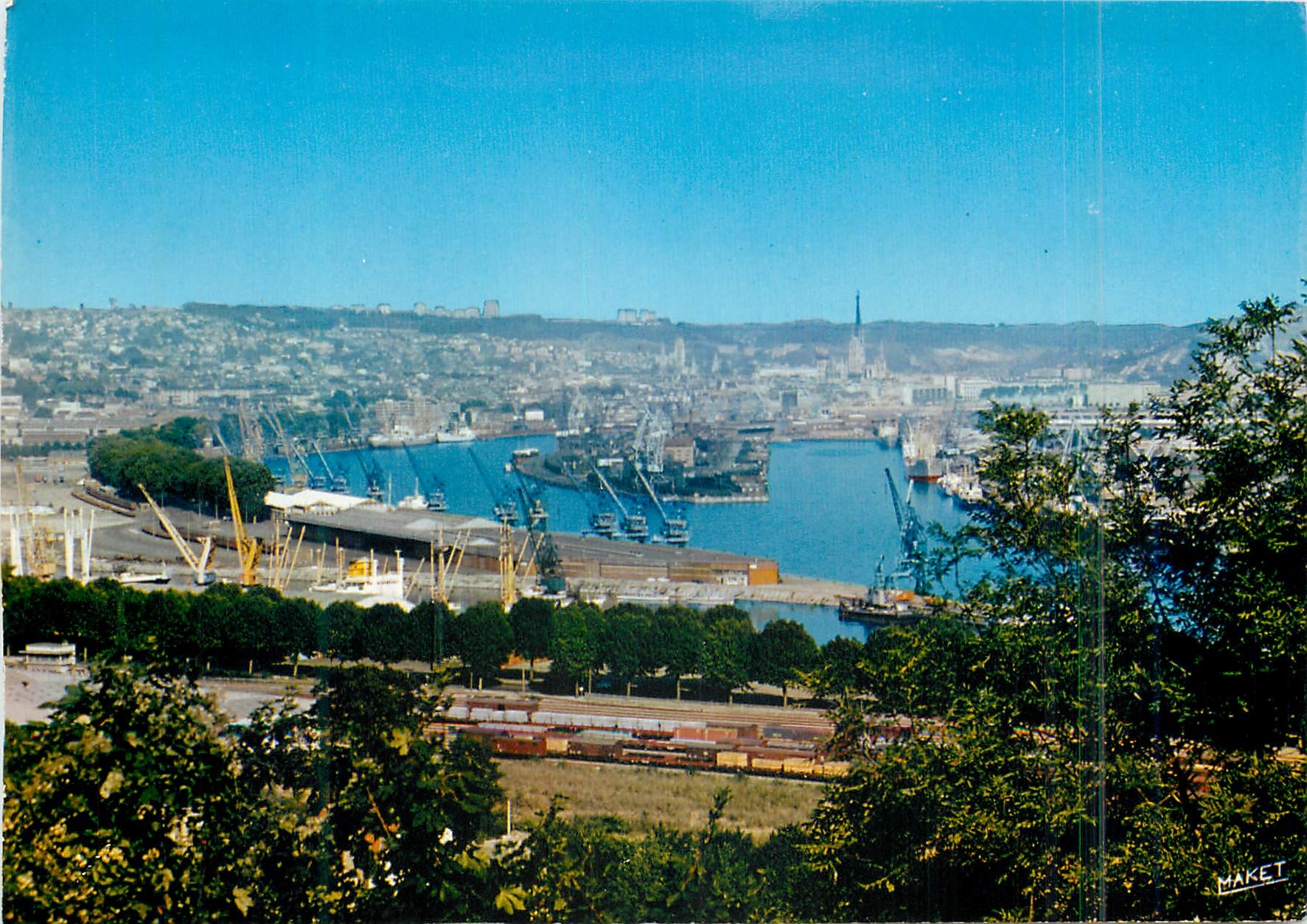 CPM Rouen Vue generale de la ville prise de la Cote de Canteleu Bateaux
