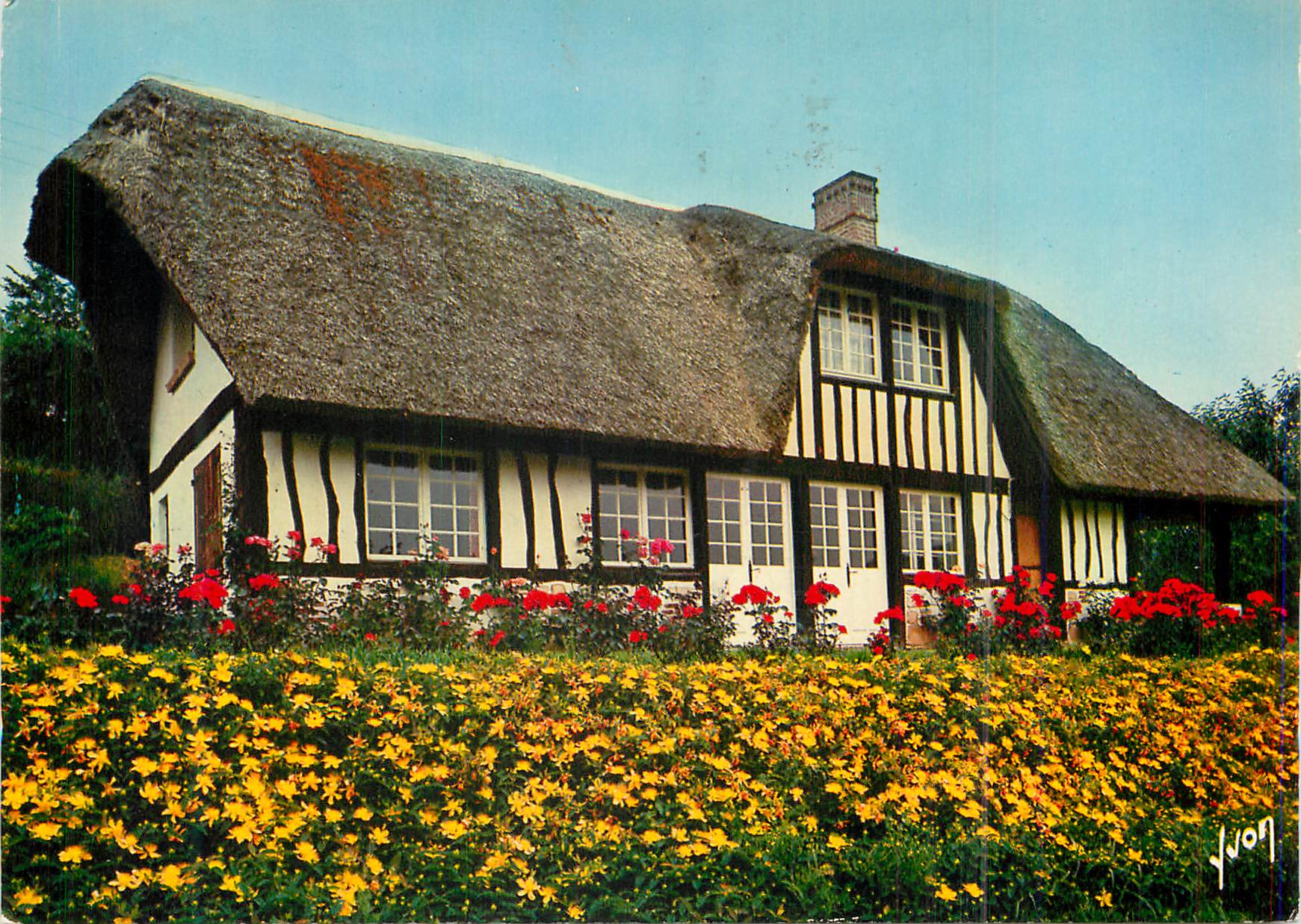 CPM La Luxuriante Normandie Une chaumiere