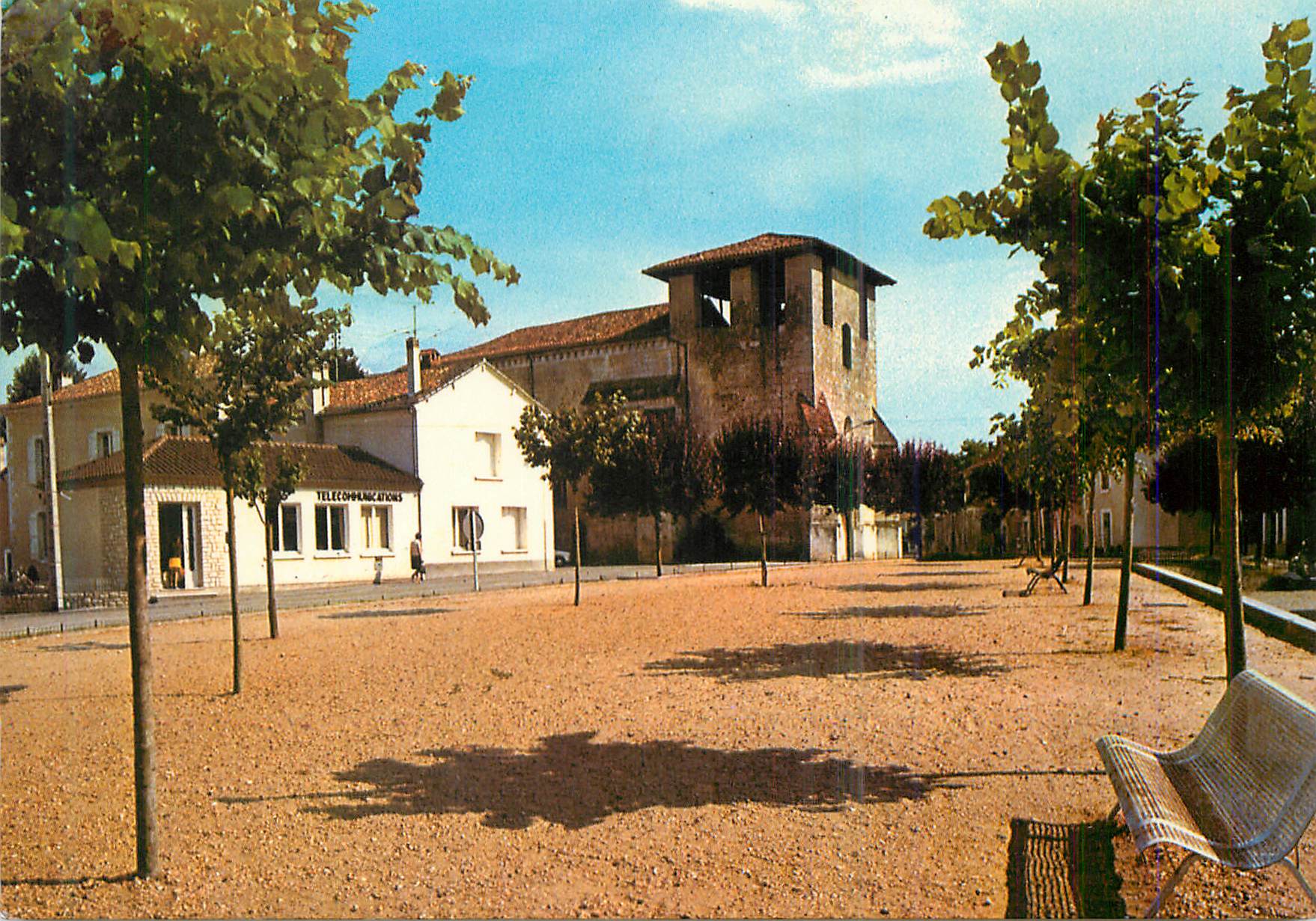 CPM St Leon sur l'Isle (Dordogne) Centre Ville La Place de l'Eglise
