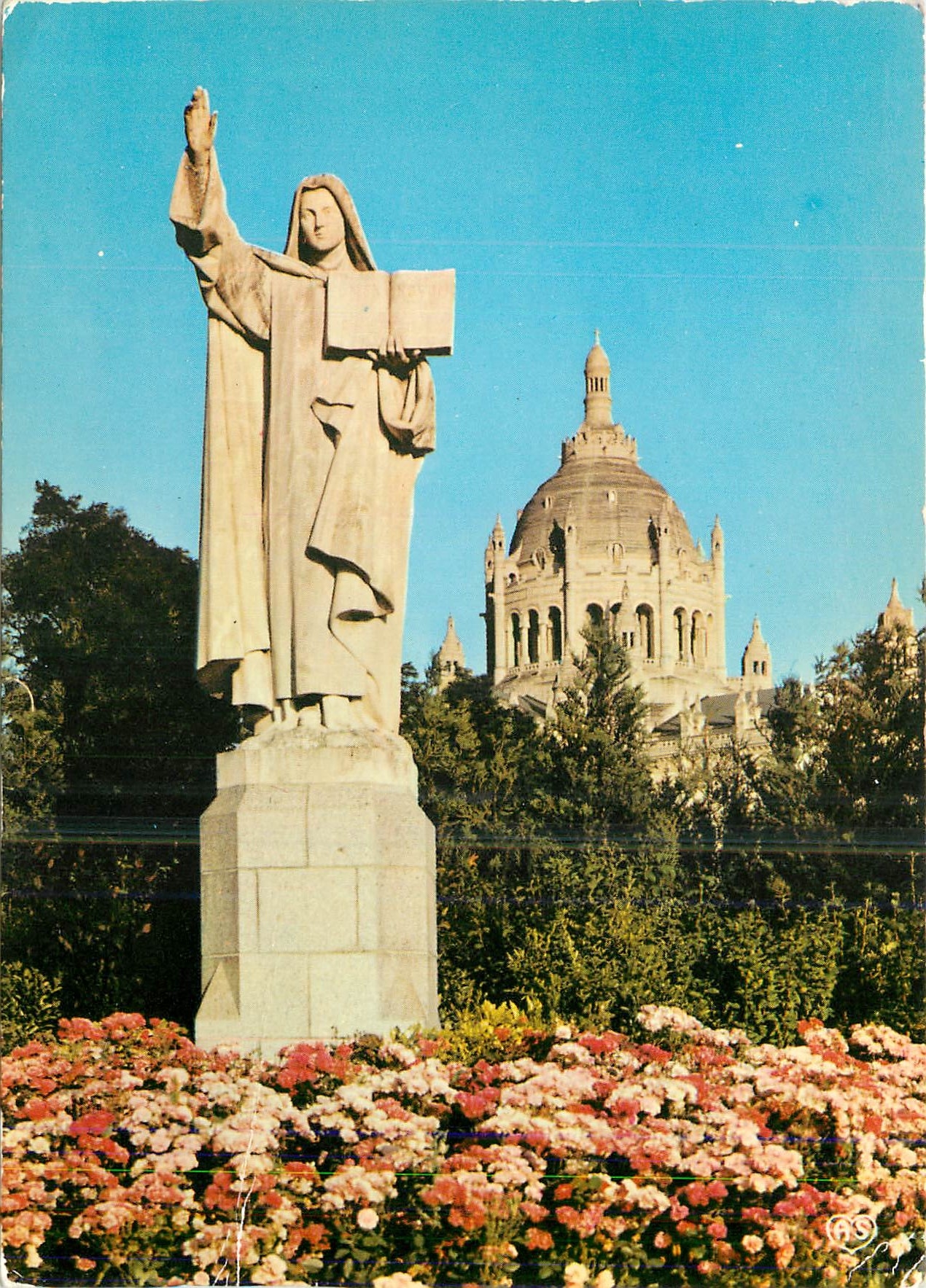 CPM Lisieux (Calvados) La Statue de Sainte Therese et la Basilique
