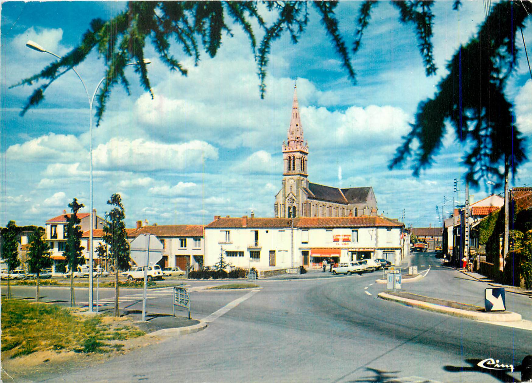 CPM Gorges (Loire Atl) Place Maurice Renoul et l'eglise