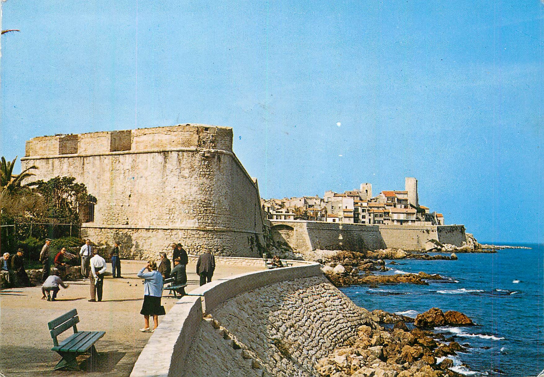 CPM Antibes Une partie des Remparts les Tours Sarazines