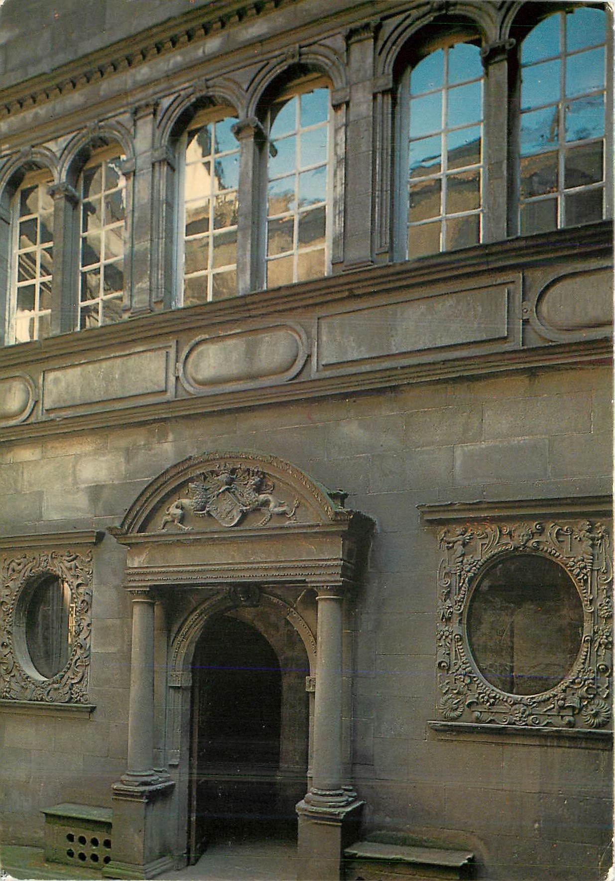 CPM Riom (Puy-de-Dome) Cour interieure de l'Hotel de Maison Rouge