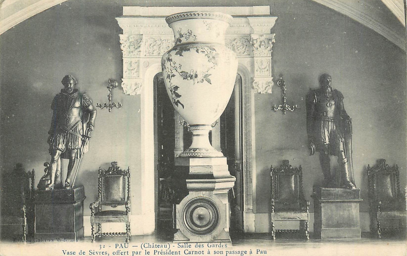 Pau — Château — Salle des Gardes — Vase de Sèvres offert par le Président Carnot