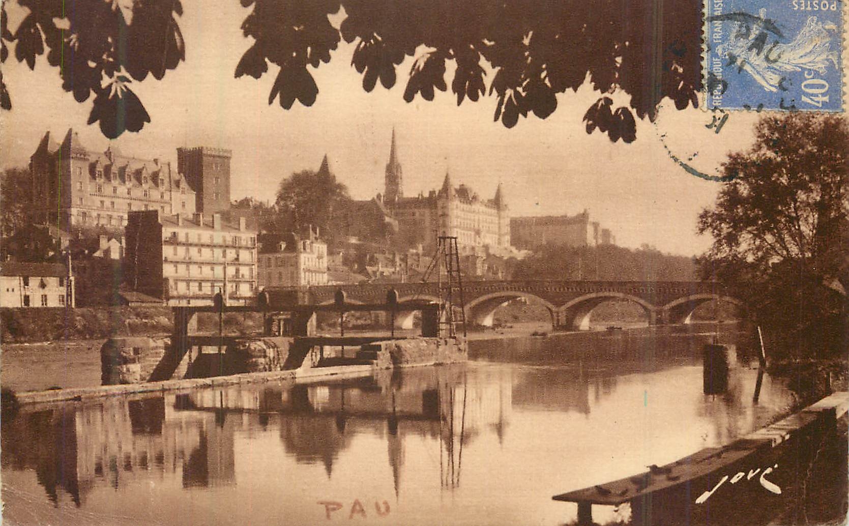 CPA Pau Le Chateau Henri IV vu de la rive gauche du Cave