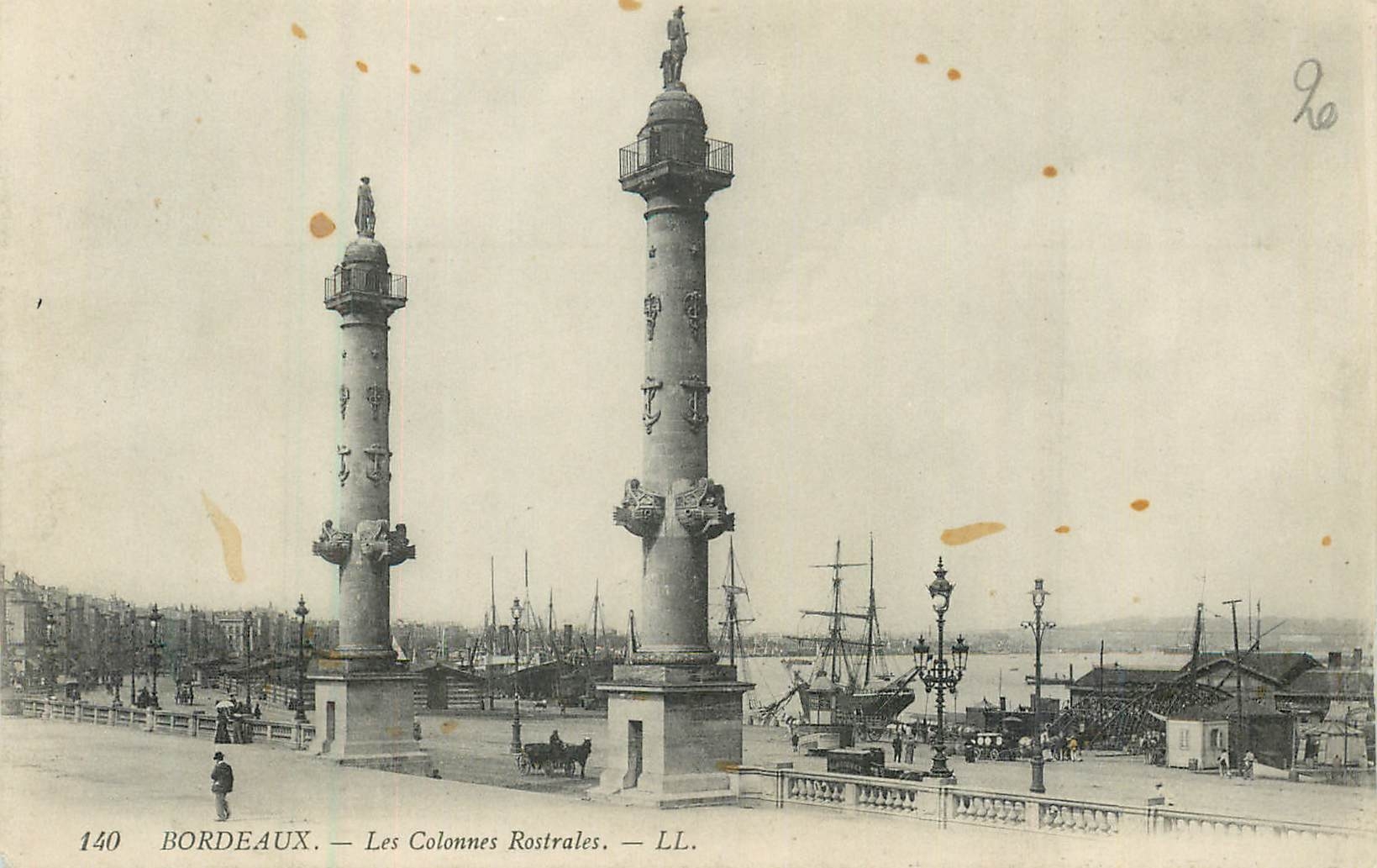 CPA Bordeaux Les Colonnes Rostrales Bateaux