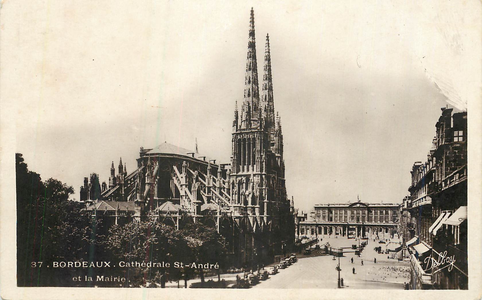 CPA Bordeaux Cathedrale St Andre et la Mairie