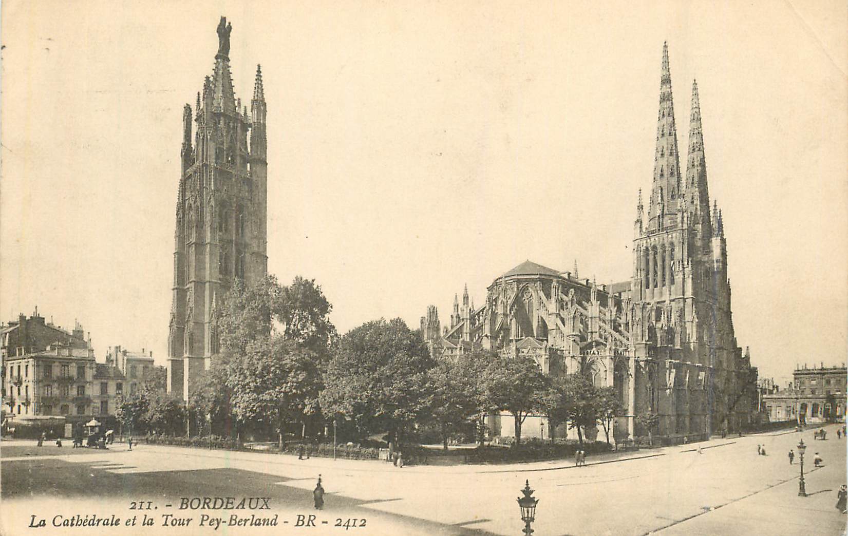 CPA Bordeaux La Cathedrale et la Tour Pey-Berland