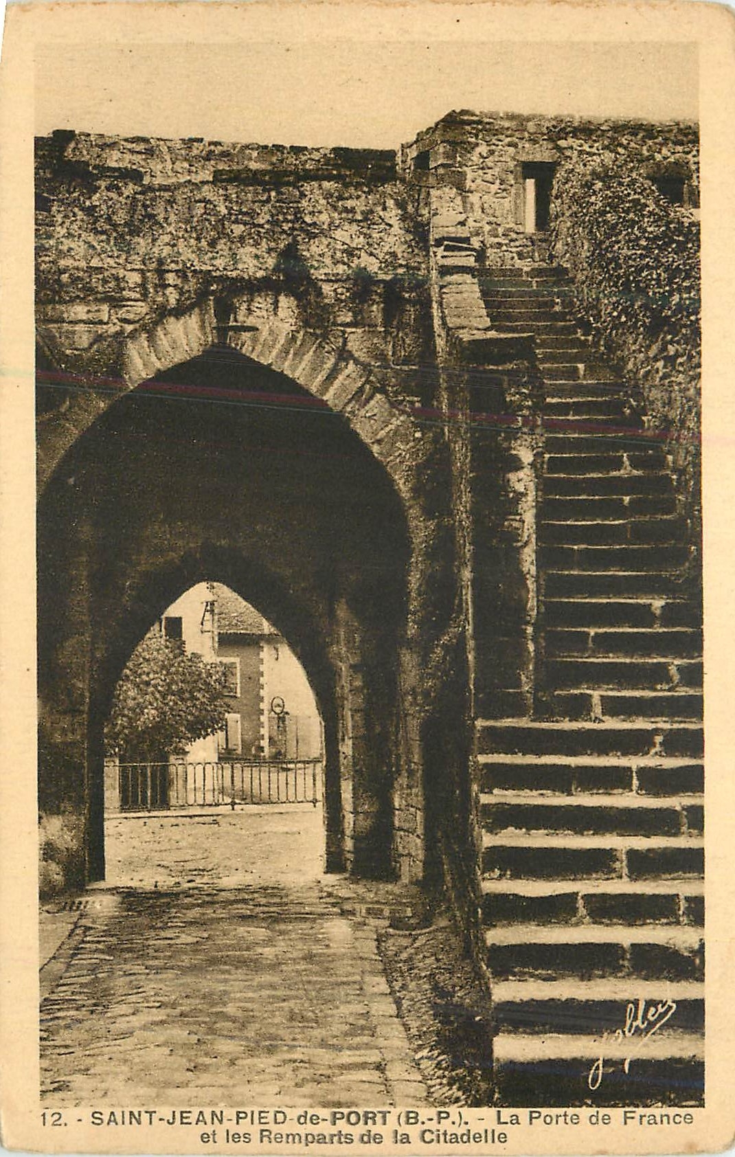 CPA Saint-Jean-Pied-de-Port (B P) La Porte de France et les Remparts de la Citadelle