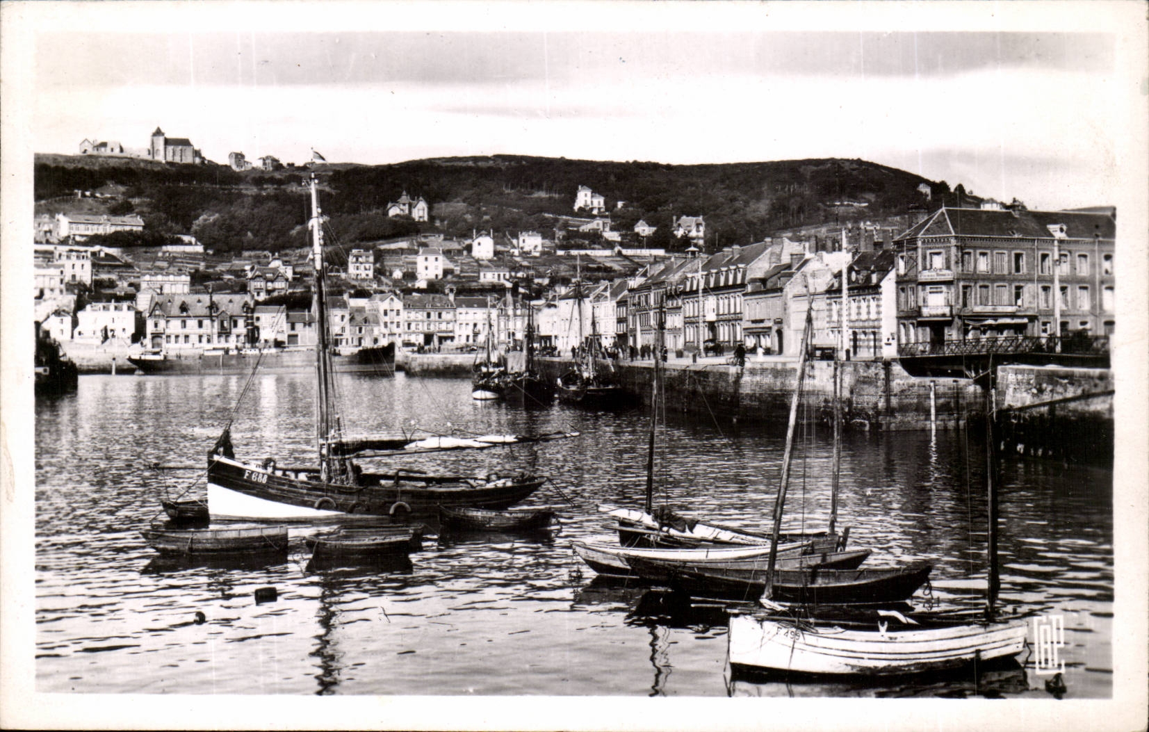 CPSM Fecamp Avant port et cote de la vierge