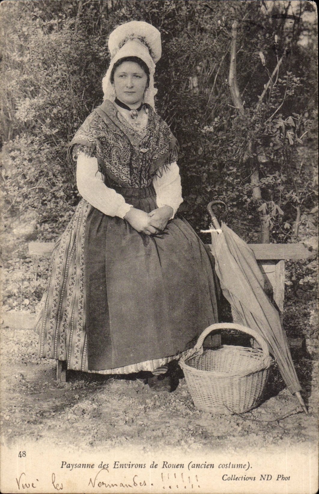 CPA Paysanne des environs de Rouen (ancien costume) ( folklore costume coiffe )