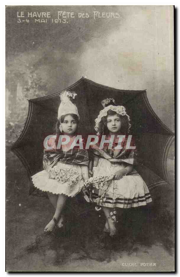 Deux jeunes filles sous un parapluie — Fête des Fleurs à Le Havre — Gliché Potier