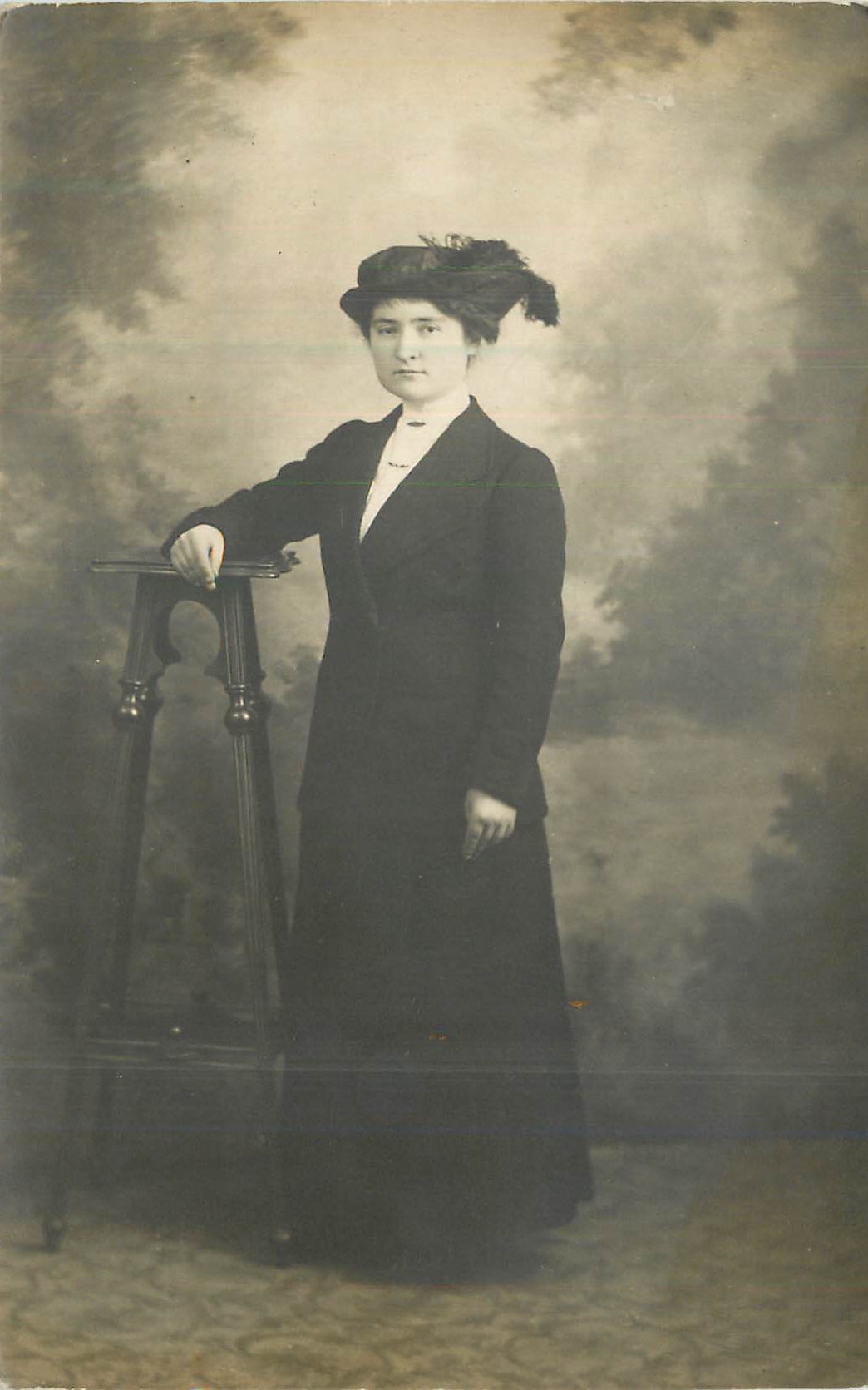 Portrait d'une femme — époque 1900-1910 — sans éditeur ni numéro visible