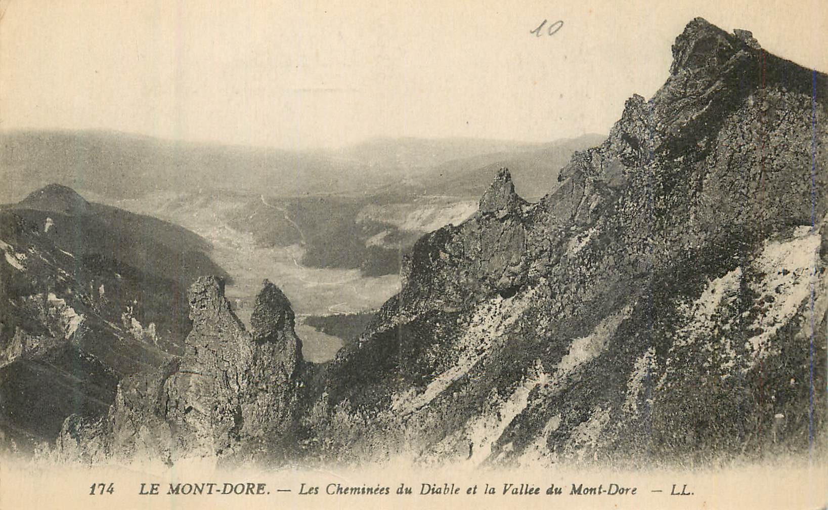 CPA Le Mont Dore Les cheminees du diable et la vallee du Mont Dore