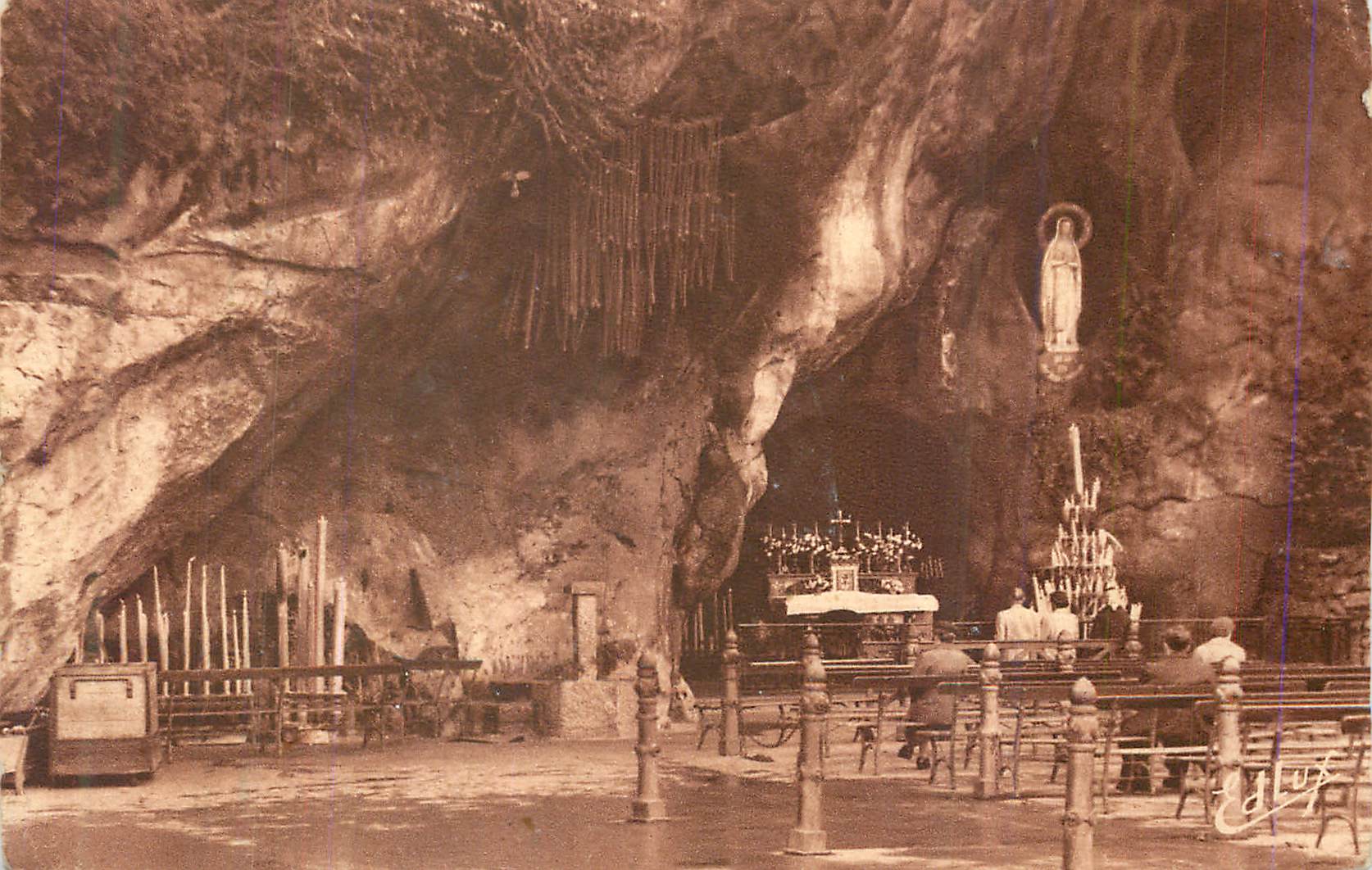 CPA Lourdes la grotte miraculeuse