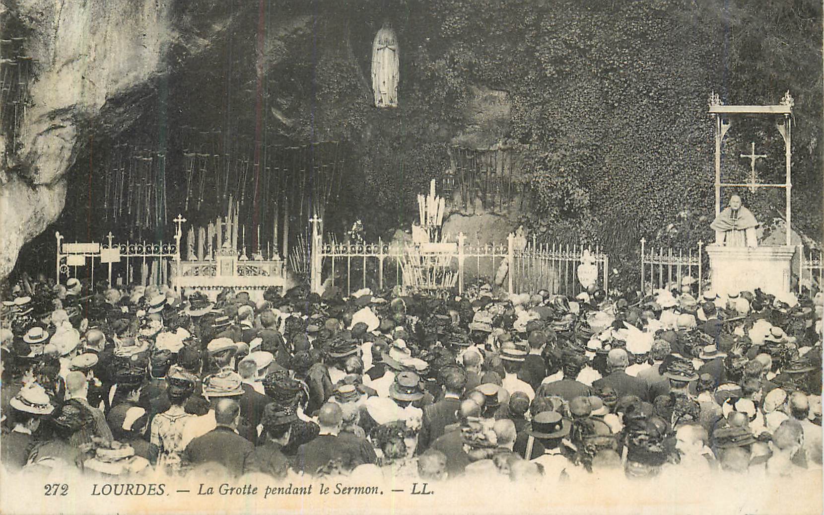 CPA Lourdes la grotte pendant le sermon