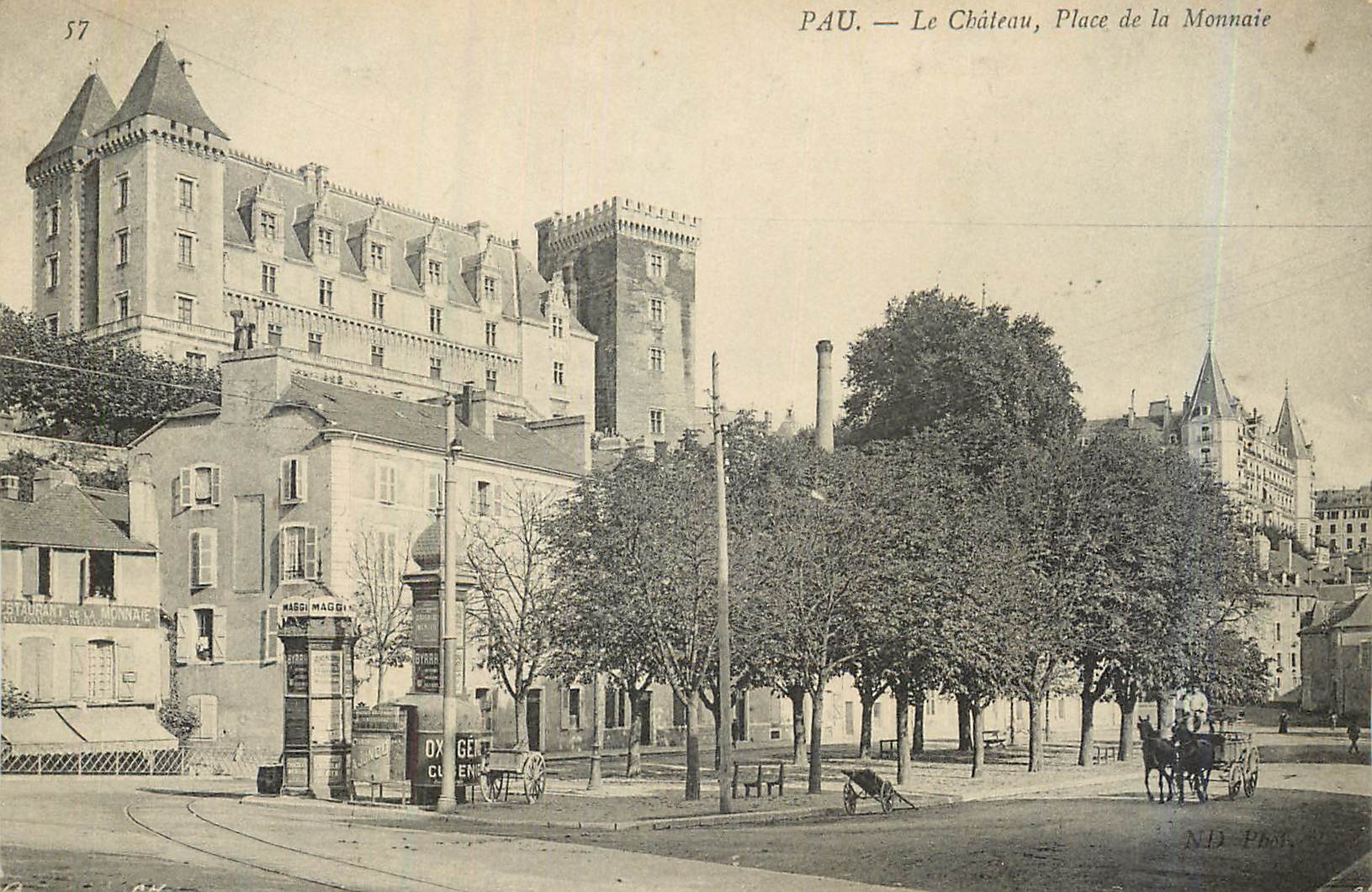 CPA Pau le chateau place de la monnaie