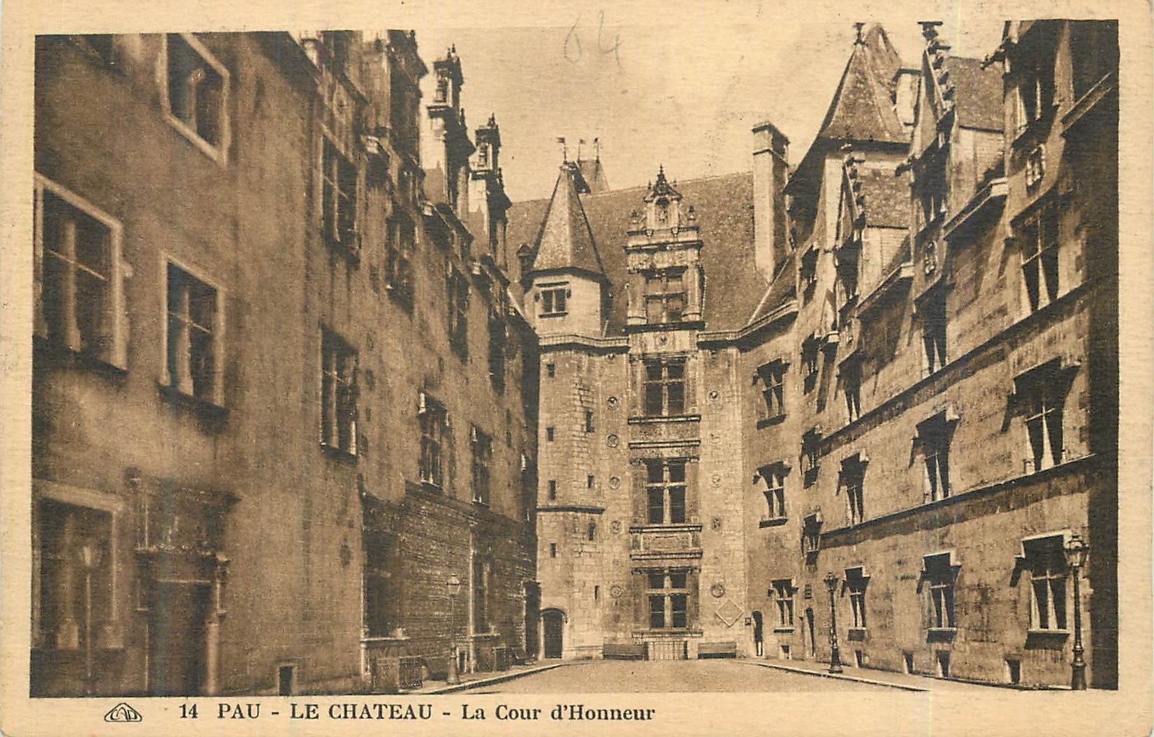 CPA Pau le chateau la cour d'honneur