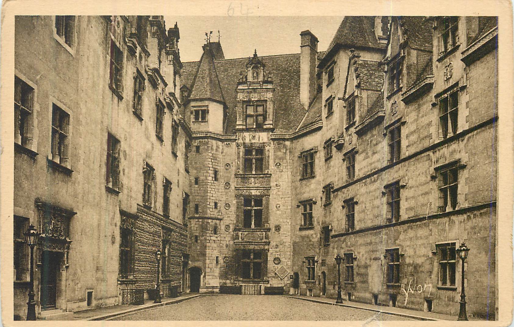 CPA Pau la cour d'honneur du chateau