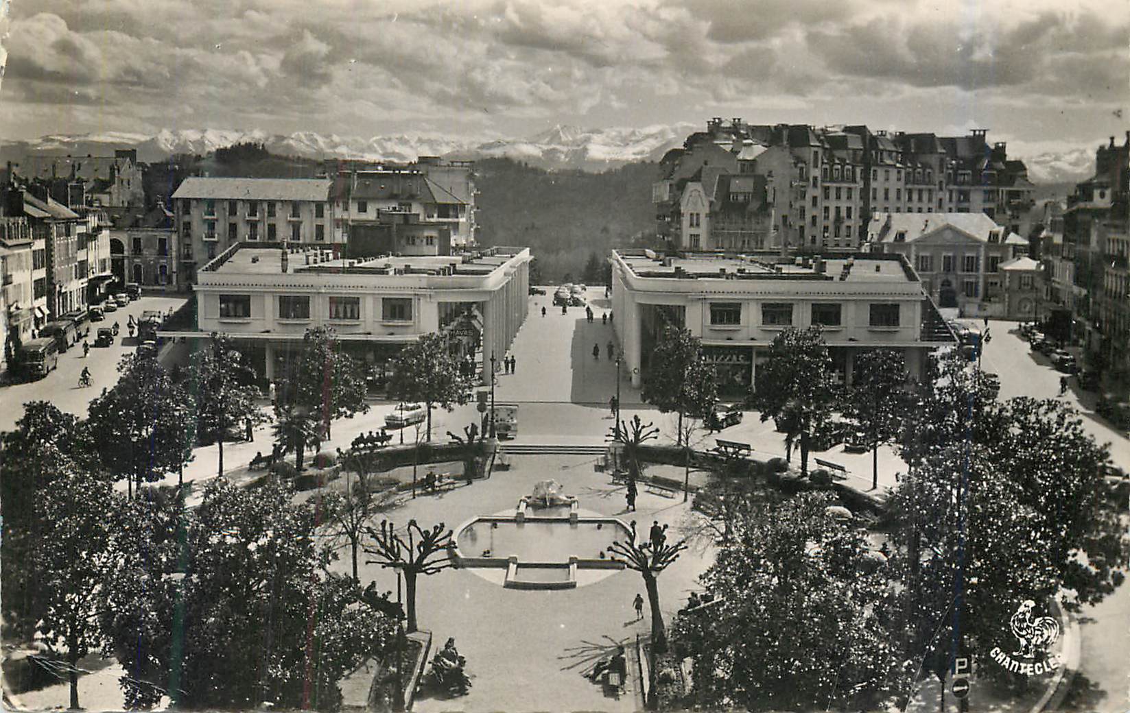 La Place Clemenceau et la Chaîne des Pyrénées — Granteclès — Éditions Granteclès