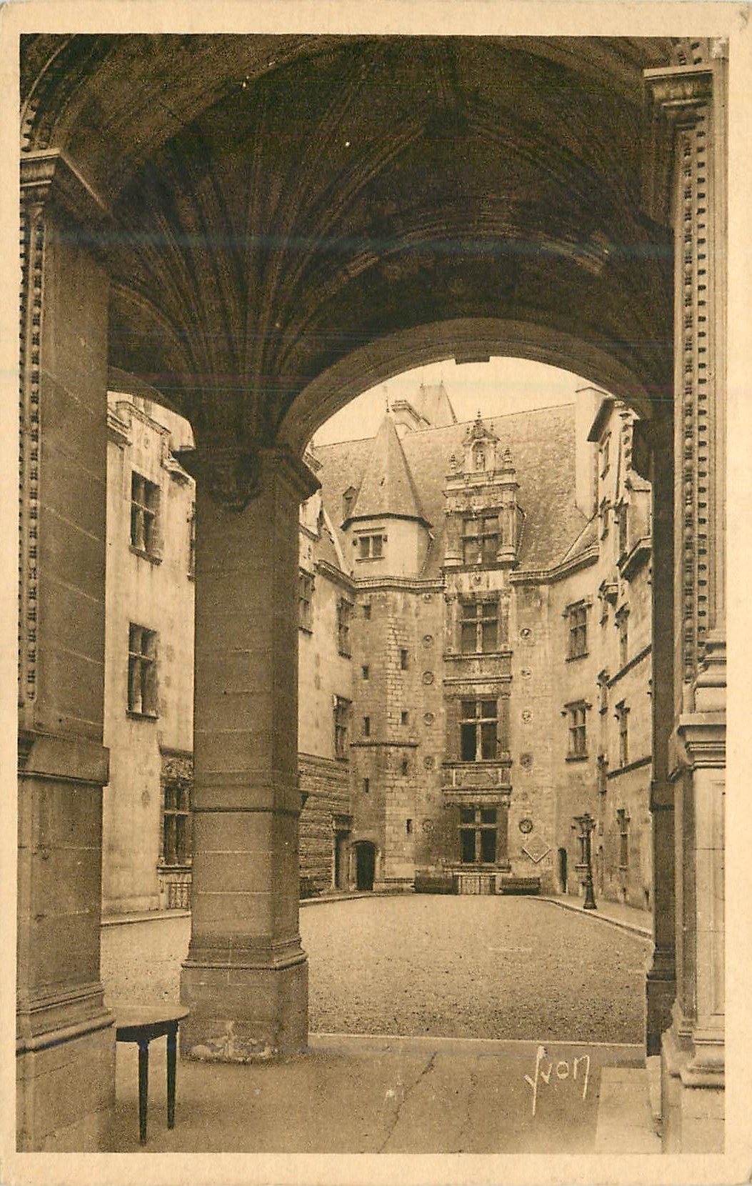 Pau (Basses-Pyrénées) — Le portique et la cour d'honneur du château — Éditions d'Art YVON